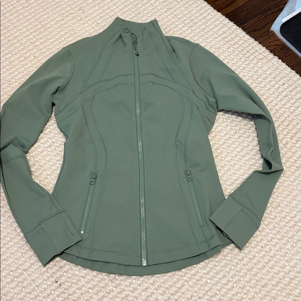 Never worn Lululemon